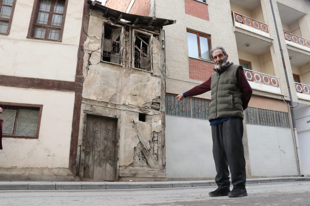 Sivas'ın Gözden Kaçan Hikayesi: İki Metre Enindeki Metruk Bina Dikkat Çekiyor AW596345 01 | Gündem Sivas™ Haber