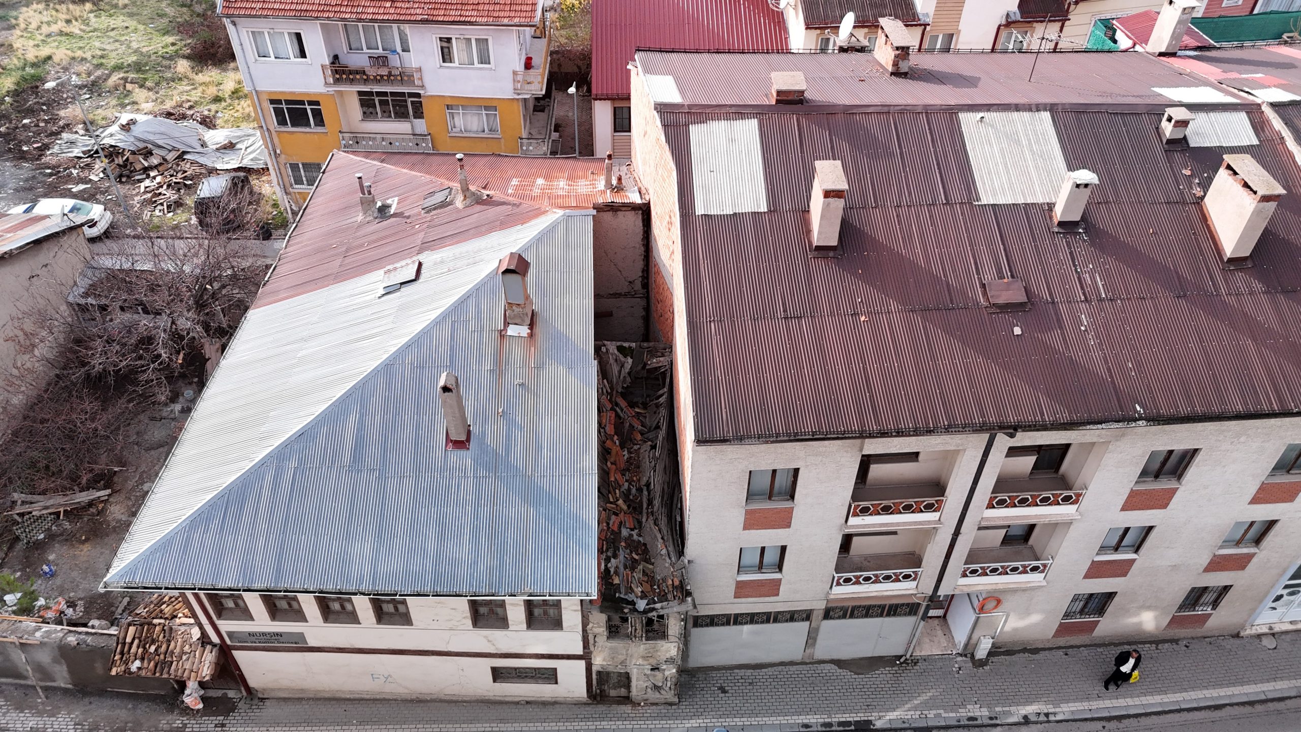 Sivas'ın Gözden Kaçan Hikayesi: İki Metre Enindeki Metruk Bina Dikkat Çekiyor