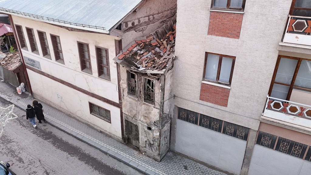Sivas'ın Gözden Kaçan Hikayesi: İki Metre Enindeki Metruk Bina Dikkat Çekiyor AW596345 05 | Gündem Sivas™ Haber