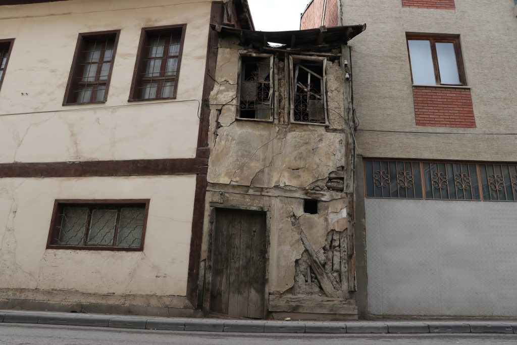 Sivas'ın Gözden Kaçan Hikayesi: İki Metre Enindeki Metruk Bina Dikkat Çekiyor AW596345 06 | Gündem Sivas™ Haber