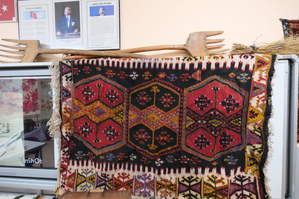 Gürün Suçatı Ortaokulu'nda 'Unutulan Eşyaların Dili' Sergisiyle Tarihe Yolculuk Gürün Suçatı Ortaokulu’nda ‘Unutulan Eşyaların Dili’ Sergisiyle Tarihe Yolculuk