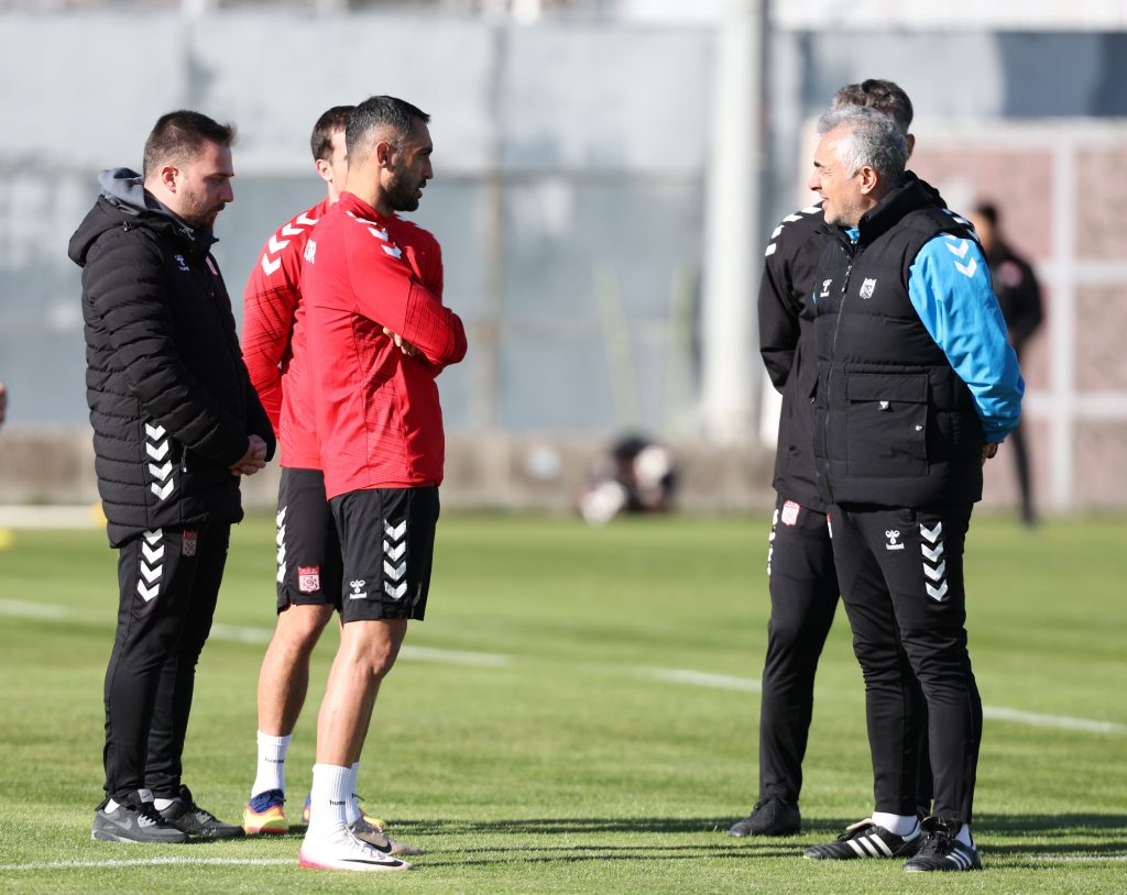 Sivasspor'dan Play-Off Hedefi: Altıparmak'tan Final Niteliğinde 3 Maç Açıklaması! Sivasspor’dan Play-Off Hedefi: Altıparmak’tan Final Niteliğinde 3 Maç Açıklaması!
