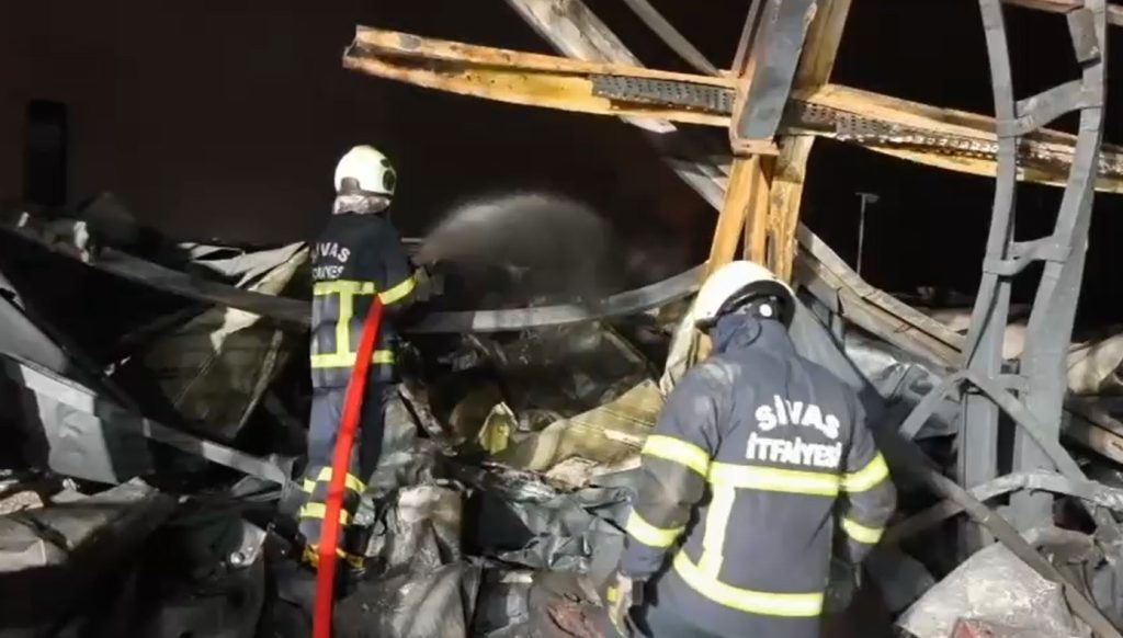 Kırıkkale Kimya Fabrikası Yangını: Sivas Ekipleri Destek Verdi, Alevler Kontrol Altında AW596897 01 | Gündem Sivas™ Haber