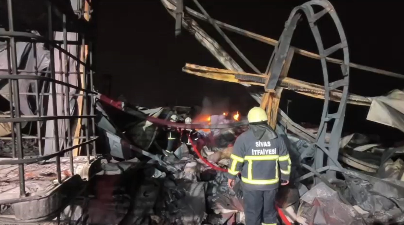 Kırıkkale Kimya Fabrikası Yangını: Sivas Ekipleri Destek Verdi, Alevler Kontrol Altında