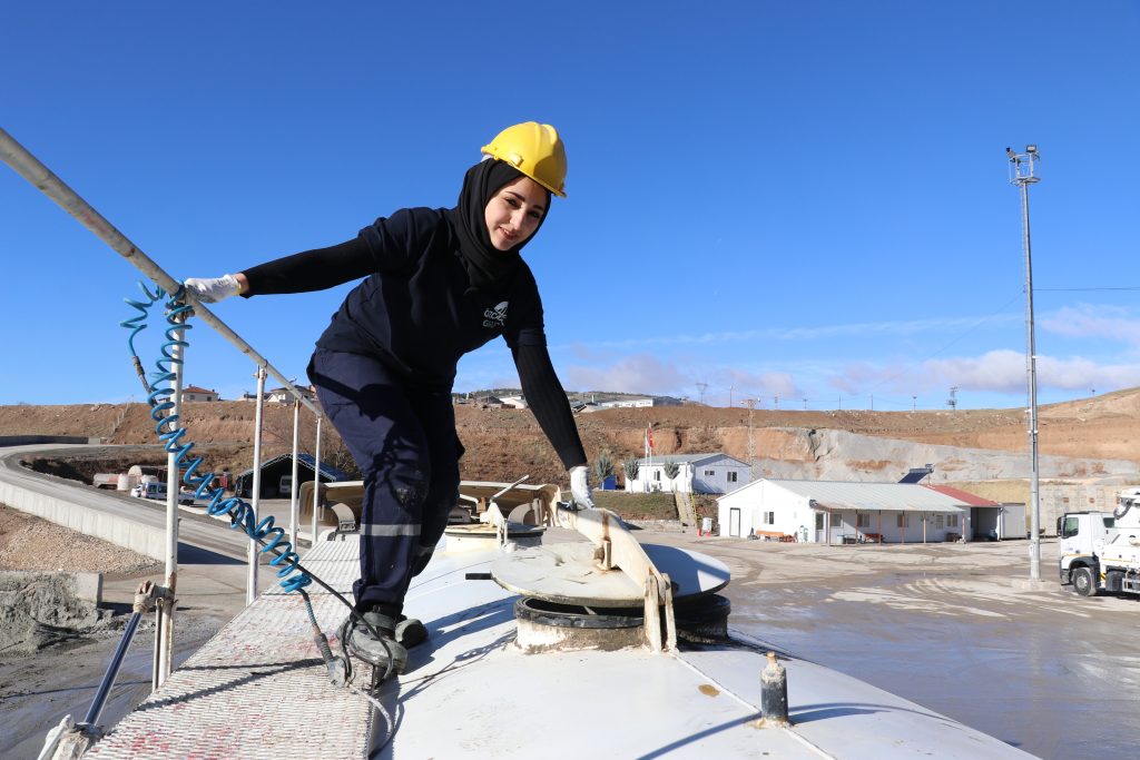 Sivas'ın Öncüsü: Rabia Demir İlk Kadın Silobas Şoförü Olarak Tarih Yazıyor Sivas’ın Öncüsü: Rabia Demir İlk Kadın Silobas Şoförü Olarak Tarih Yazıyor