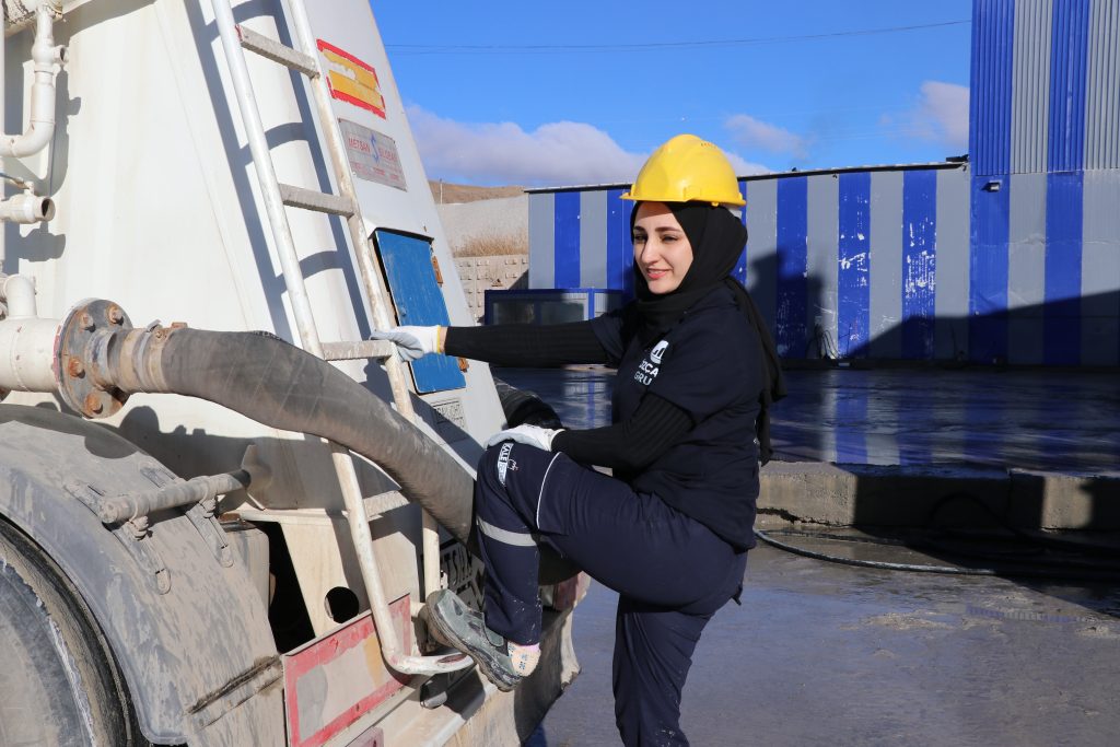 Sivas'ın Öncüsü: Rabia Demir İlk Kadın Silobas Şoförü Olarak Tarih Yazıyor AW597052 07 | Gündem Sivas™ Haber