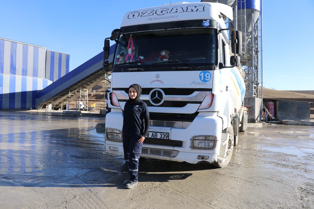Sivas'ın Öncüsü: Rabia Demir İlk Kadın Silobas Şoförü Olarak Tarih Yazıyor AW597052 08 | Gündem Sivas™ Haber