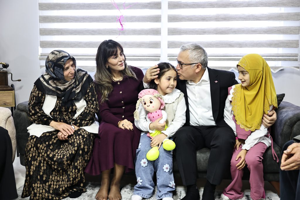 Vali Yılmaz Şimşek'ten Uzman Çavuş Kızı Gökçe'ye Duygulandıran Ziyaret Vali Yılmaz Şimşek’ten Uzman Çavuş Kızı Gökçe’ye Duygulandıran Ziyaret