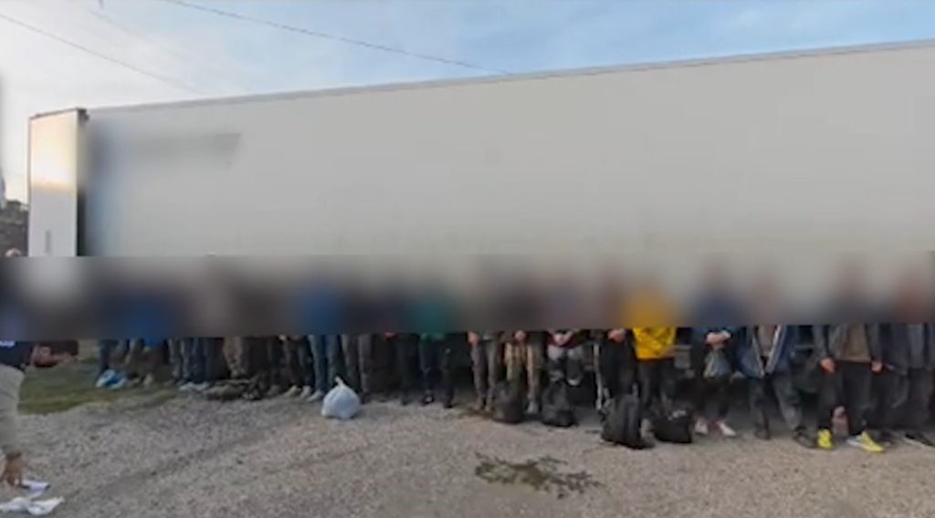 Sivas'ta Göçmen Kaçakçılığına Büyük Darbe: 83 Düzensiz Göçmen ve 18 Organizatör Yakalandı AW597383 02 | Gündem Sivas™ Haber