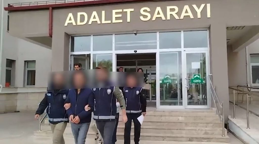 Sivas'ta Göçmen Kaçakçılığına Büyük Darbe: 83 Düzensiz Göçmen ve 18 Organizatör Yakalandı Sivas’ta Göçmen Kaçakçılığına Büyük Darbe: 83 Düzensiz Göçmen ve 18 Organizatör Yakalandı