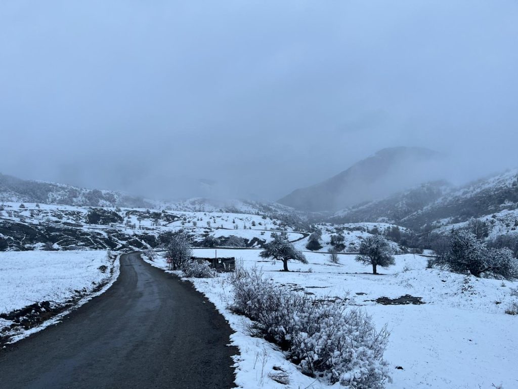 Koyulhisar'da Yüksek Rakımlar Beyaza Büründü: Kar Yağışı Manzarası Büyüledi! AW597831 01 | Gündem Sivas™ Haber
