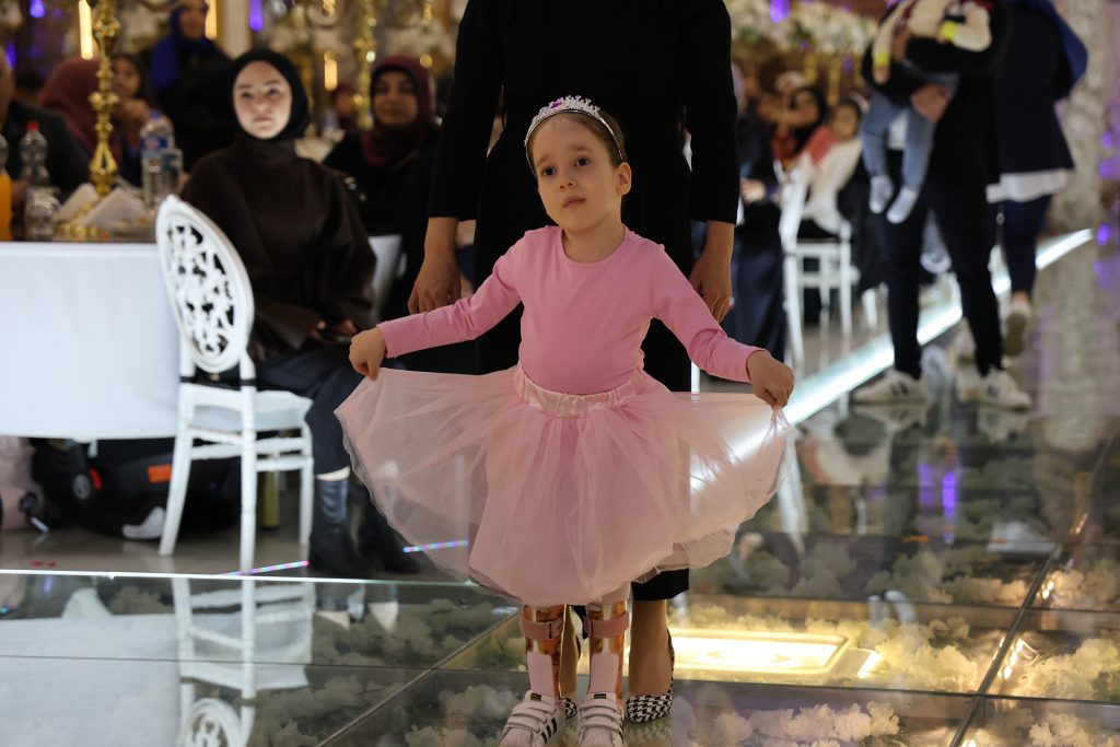 Sivaslı SMA Savaşçısı Asya'dan İlham Veren Bale Gösterisi: İmkansız Diye Bir Şey Yok! Sivaslı SMA Savaşçısı Asya’dan İlham Veren Bale Gösterisi: İmkansız Diye Bir Şey Yok!