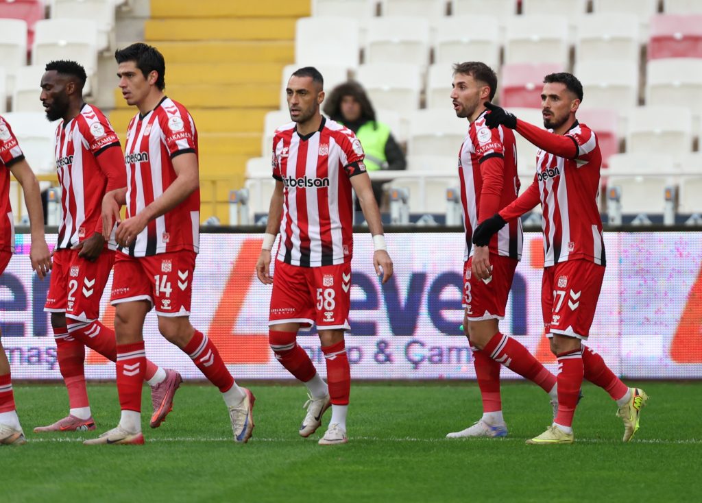 Teknik Direktör Mehmet Altıparmak'tan Hakem Tepkisi: "İnanılmaz Bir İstikrarı Vardı!" AW598767 21 | Gündem Sivas™ Haber