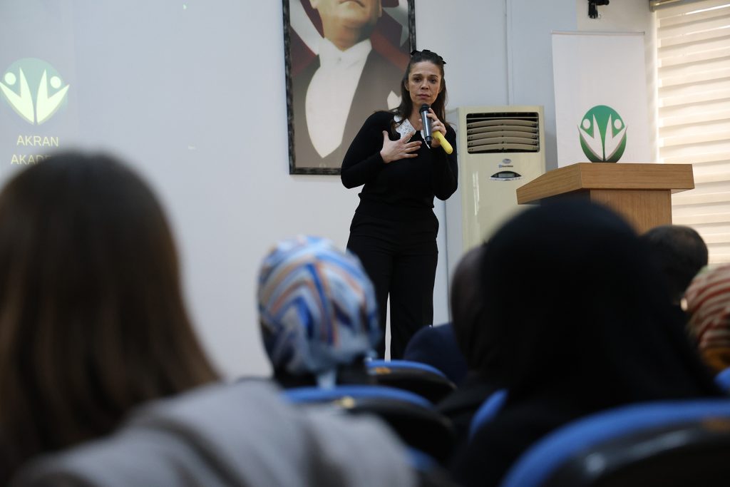 Sivas'ta 'Normali Reddet' Söyleşisi: Otizmli Yazar Ayas'tan Ebeveynlere İçten Tavsiyeler Sivas’ta ‘Normali Reddet’ Söyleşisi: Otizmli Yazar Ayas’tan Ebeveynlere İçten Tavsiyeler