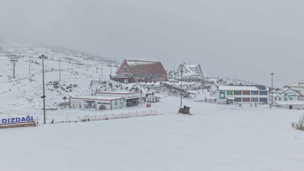 Yıldız Dağı'nda Sezon Öncesi Kar Coşkusu: Türkiye'nin En Ekonomik Merkezi Yıldız Dağı’nda Sezon Öncesi Kar Coşkusu: Türkiye’nin En Ekonomik Merkezi