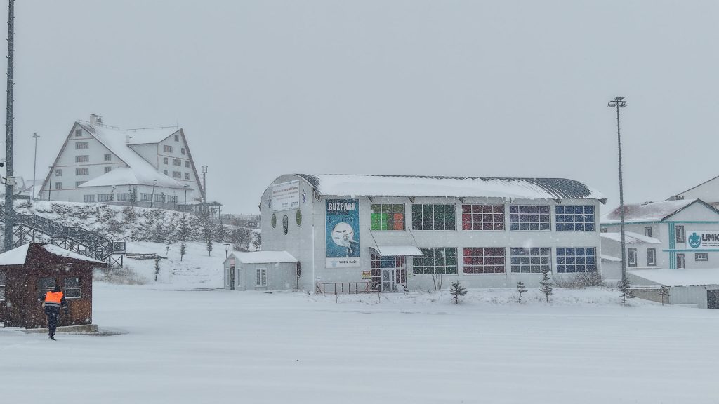 Yıldız Dağı'nda Sezon Öncesi Kar Coşkusu: Türkiye'nin En Ekonomik Merkezi AW600325 02 | Gündem Sivas™ Haber