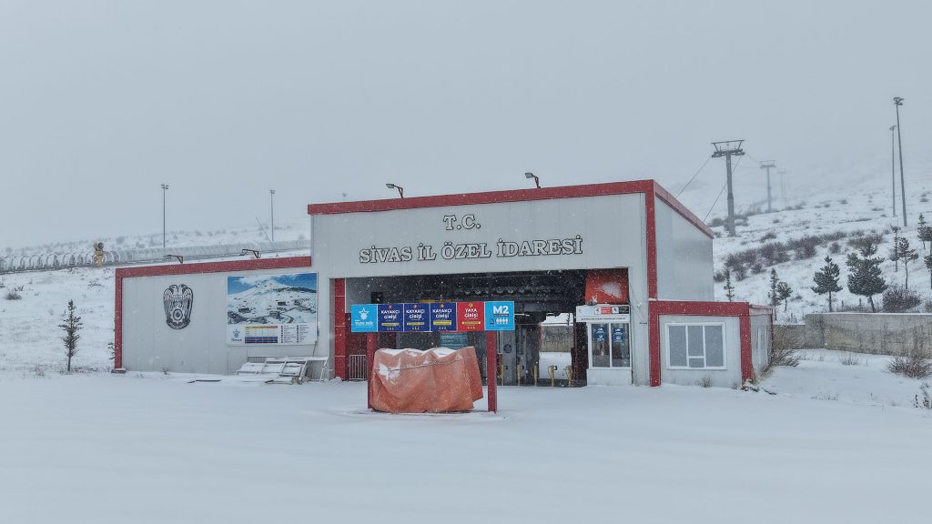 Yıldız Dağı'nda Sezon Öncesi Kar Coşkusu: Türkiye'nin En Ekonomik Merkezi AW600325 04 | Gündem Sivas™ Haber