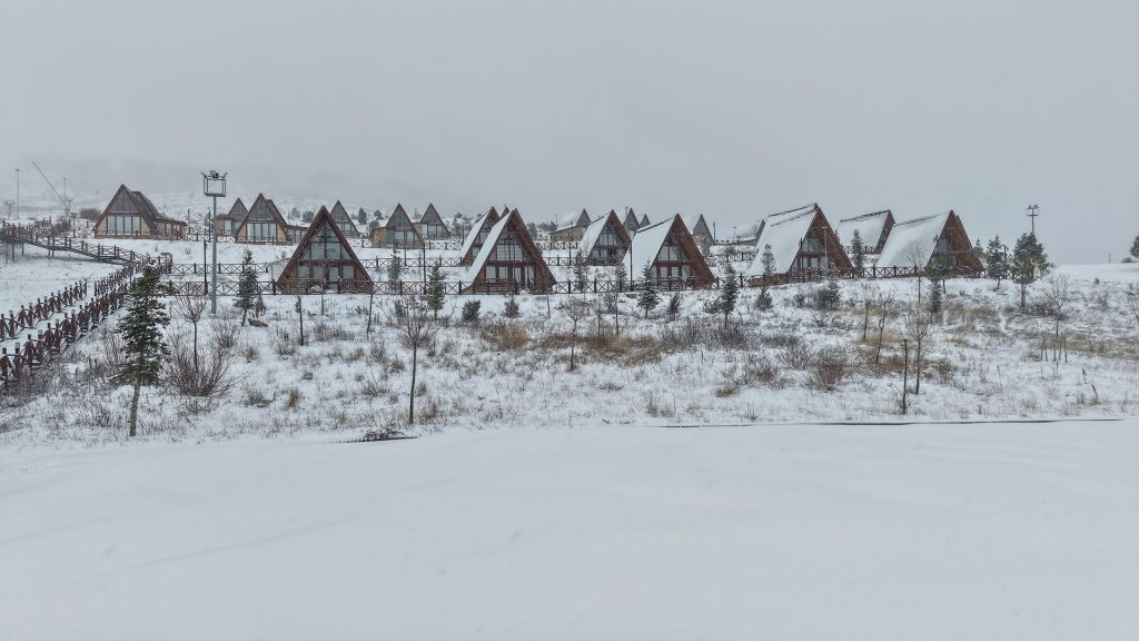 Yıldız Dağı'nda Sezon Öncesi Kar Coşkusu: Türkiye'nin En Ekonomik Merkezi AW600325 05 | Gündem Sivas™ Haber