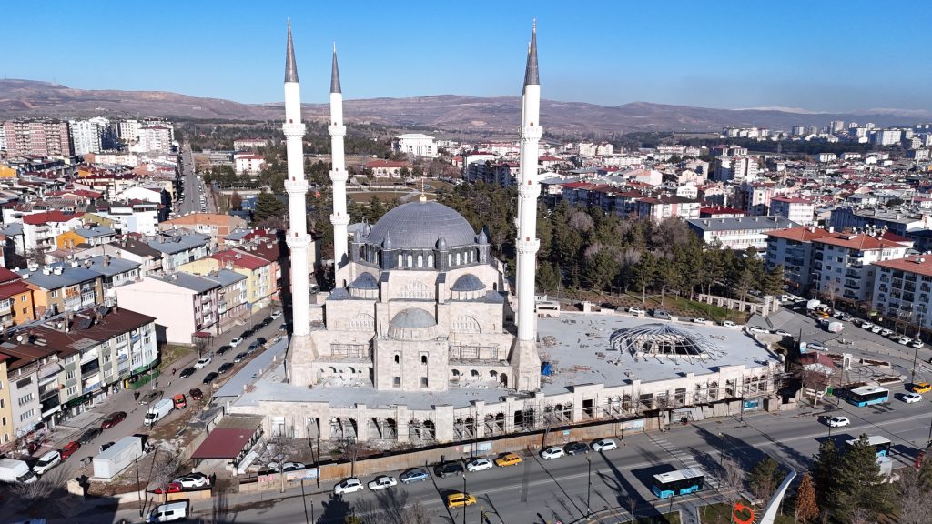 Sivas’ın Yeni Sembolü Yükseliyor: Merkez Camisi Silüeti Değiştirdi AW600839 08 | Gündem Sivas™ Haber