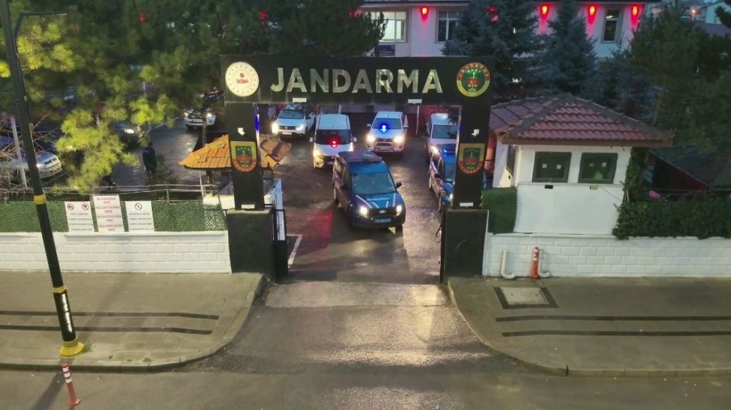 Sivas'ta Dev Tefeci Operasyonu: 3.5 Milyar TL’lik Vurgun Yapan 3 Kişi Tutuklandı Sivas’ta Dev Tefeci Operasyonu: 3.5 Milyar TL’lik Vurgun Yapan 3 Kişi Tutuklandı