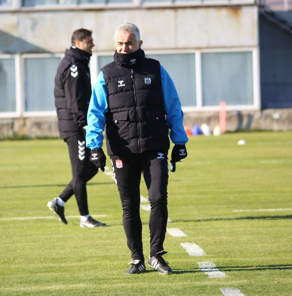 Mehmet Altıparmak'tan Transfer ve Hakem Açıklaması: "Bizden Duymadan İnanmayın" AW601087 04 | Gündem Sivas™ Haber