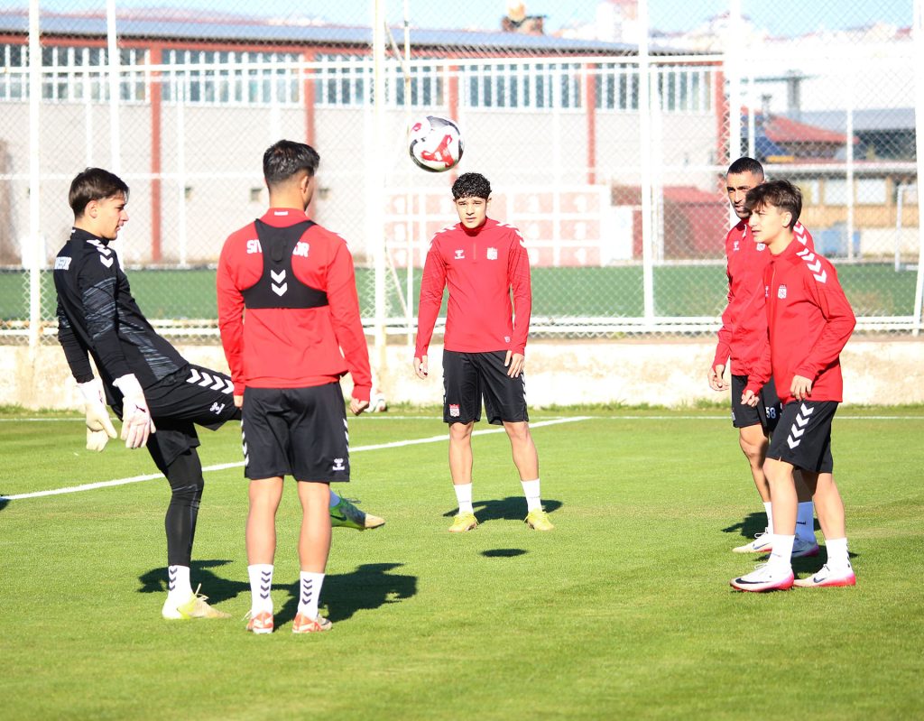 Mehmet Altıparmak'tan Transfer ve Hakem Açıklaması: "Bizden Duymadan İnanmayın" AW601087 05 | Gündem Sivas™ Haber