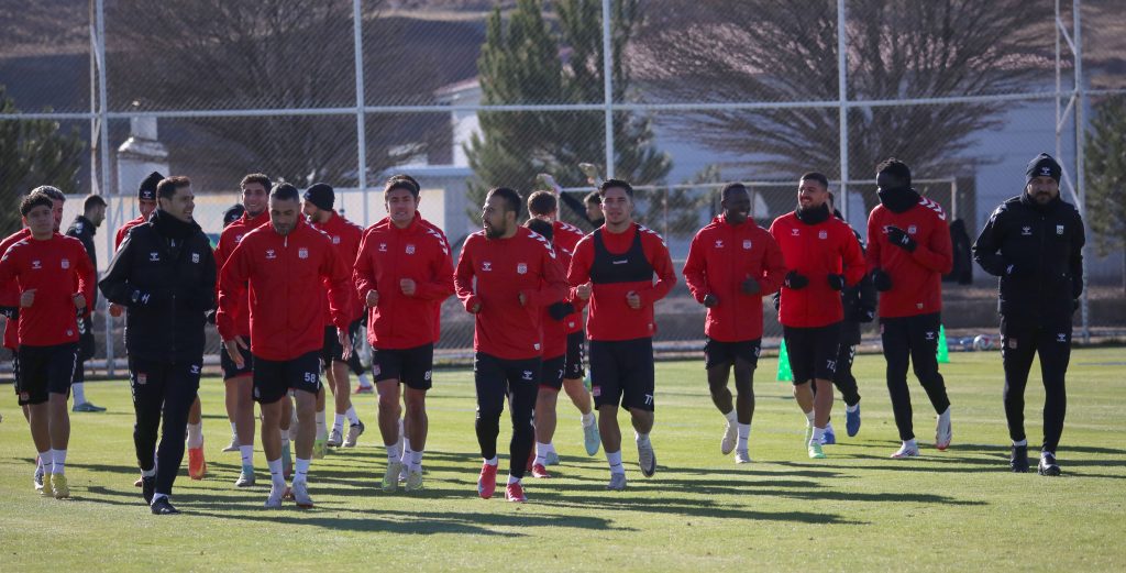 Mehmet Altıparmak'tan Transfer ve Hakem Açıklaması: "Bizden Duymadan İnanmayın" AW601087 06 | Gündem Sivas™ Haber