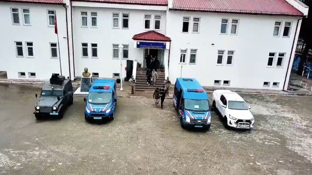 Sivas'ta Jandarma Operasyonu: Minibüste 10 Kaçak Göçmen Yakalandı AW601345 01 | Gündem Sivas™ Haber