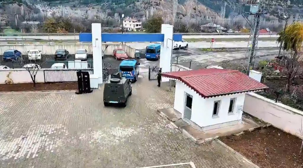Sivas'ta Jandarma Operasyonu: Minibüste 10 Kaçak Göçmen Yakalandı Sivas’ta Jandarma Operasyonu: Minibüste 10 Kaçak Göçmen Yakalandı