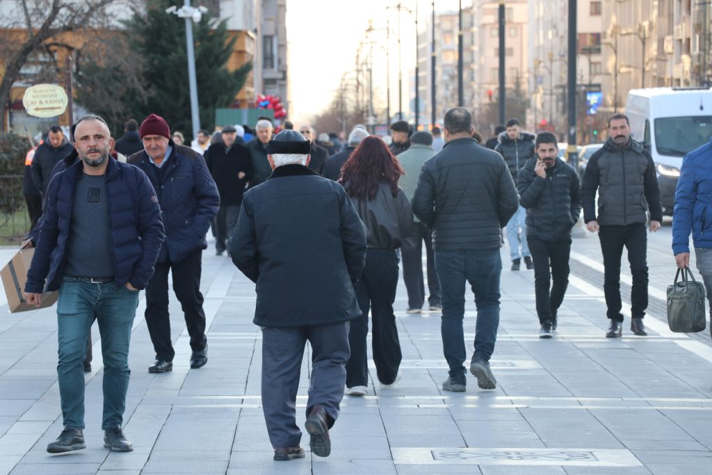 Türkiye’de Aile Yapısı Neden Değişiyor? Prof. Dr. Vehbi Ünal’dan Çarpıcı Analiz AW601559 02 | Gündem Sivas™ Haber