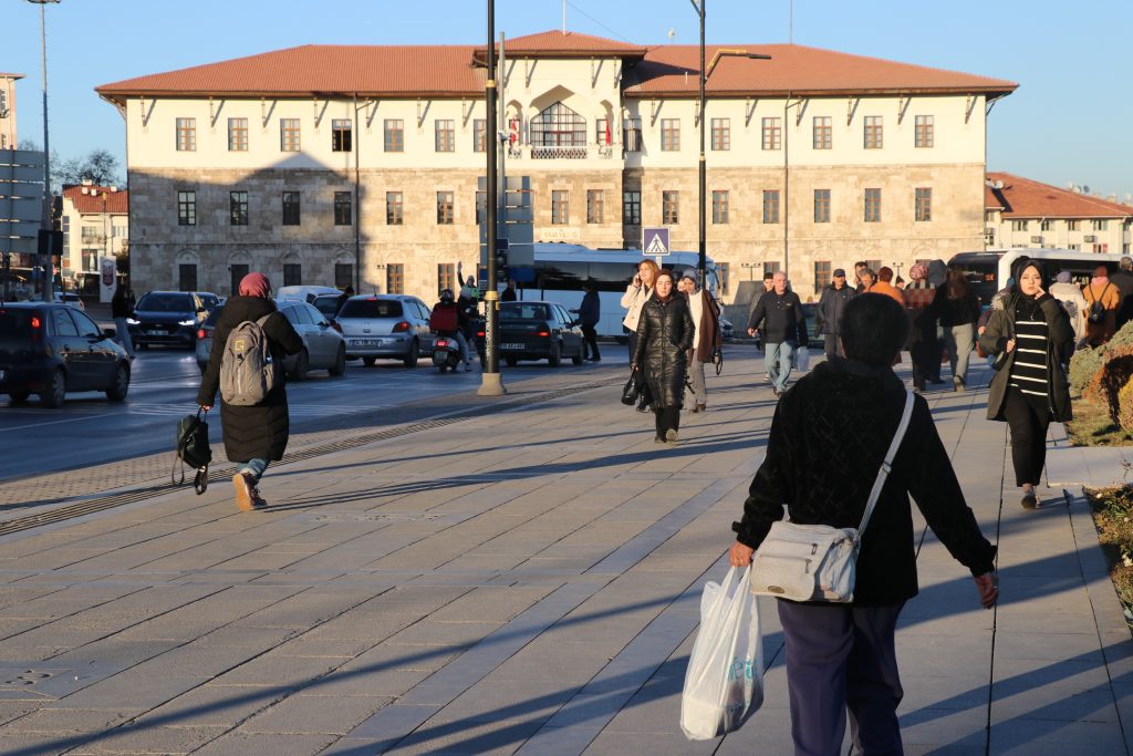 Türkiye’de Aile Yapısı Neden Değişiyor? Prof. Dr. Vehbi Ünal’dan Çarpıcı Analiz AW601559 03 | Gündem Sivas™ Haber