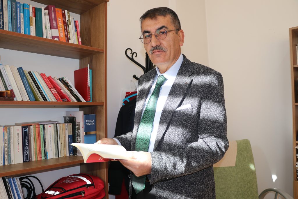 Türkiye’de Aile Yapısı Neden Değişiyor? Prof. Dr. Vehbi Ünal’dan Çarpıcı Analiz AW601559 04 | Gündem Sivas™ Haber