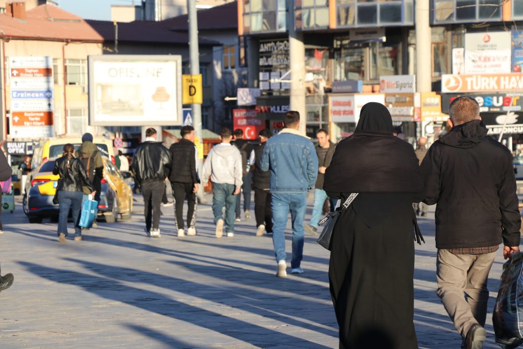 Türkiye’de Aile Yapısı Neden Değişiyor? Prof. Dr. Vehbi Ünal’dan Çarpıcı Analiz AW601559 05 | Gündem Sivas™ Haber