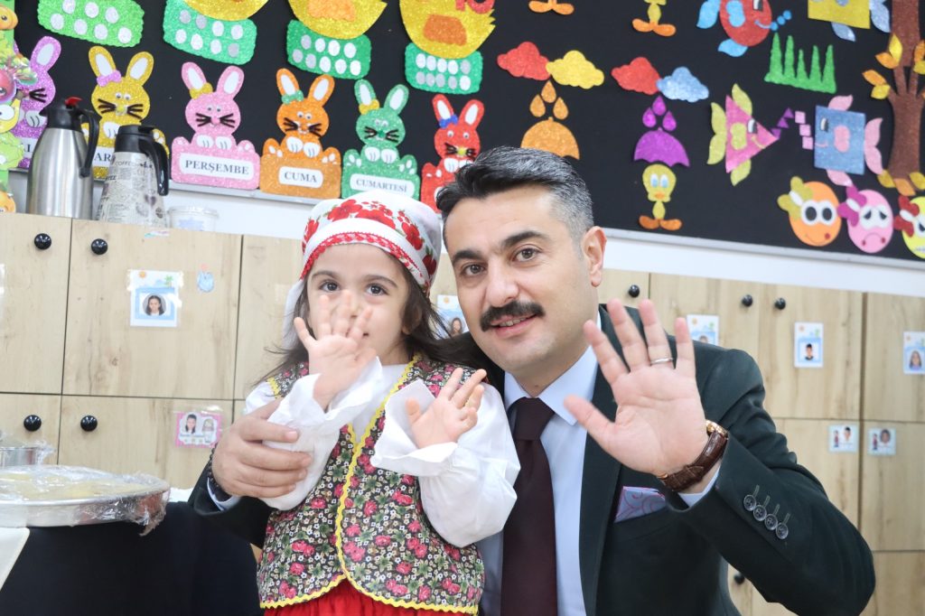 İl Müdürü Fatih Erdoğan’dan Miniklere Yerli Malı Ziyareti AW602822 03 | Gündem Sivas™ Haber