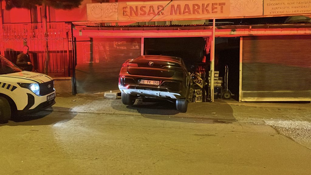 Sivas’ta Korku Dolu Anlar: Fren Yerine Gaza Bastı, Markete Daldı! AW603266 03 | Gündem Sivas™ Haber