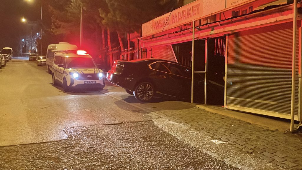 Sivas’ta Korku Dolu Anlar: Fren Yerine Gaza Bastı, Markete Daldı! AW603266 04 | Gündem Sivas™ Haber