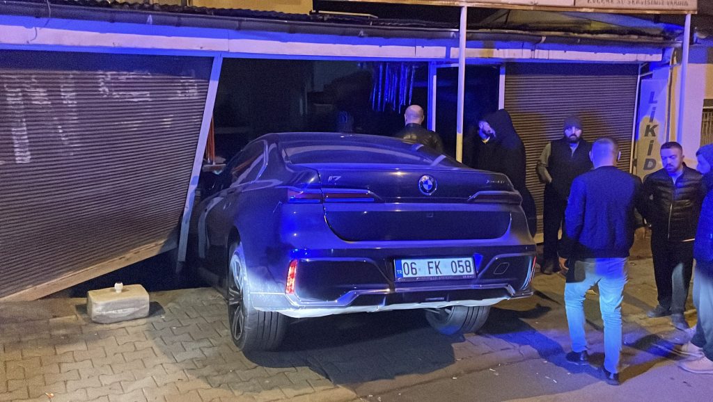 Sivas’ta Korku Dolu Anlar: Fren Yerine Gaza Bastı, Markete Daldı! AW603266 05 | Gündem Sivas™ Haber