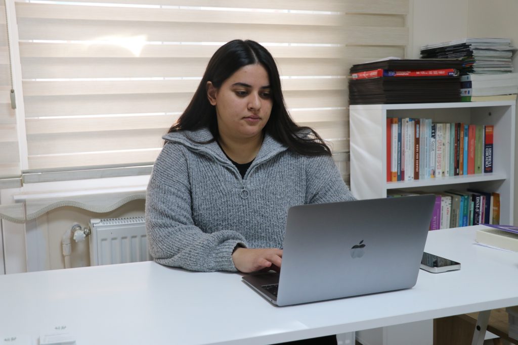 Sosyal Medya İlişkileri Bitiriyor mu? Uzman İsimden "Çok Yönlü Aldatma" Uyarısı AW603801 03 | Gündem Sivas™ Haber