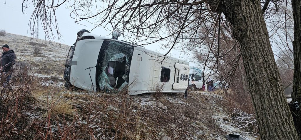 Sivas'ta Okul Servisi Facianın Eşiğinden Döndü: 15 Yaralı AW605240 01 | Gündem Sivas™ Haber