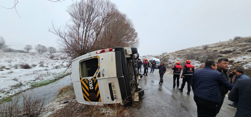 Sivas'ta Okul Servisi Facianın Eşiğinden Döndü: 15 Yaralı Sivas’ta Okul Servisi Facianın Eşiğinden Döndü: 15 Yaralı