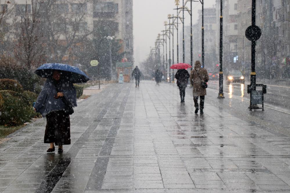 Sivas Beyaza Büründü: Kar Yağışı Şehri Teslim Aldı