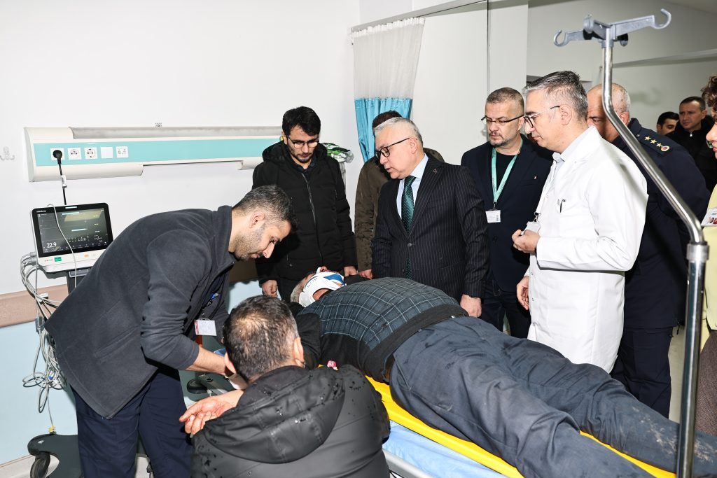 Sivas’ta Okul Servisi Kazası: Vali Yılmaz Şimşek Yaralı Öğrencileri Ziyaret Etti AW605410 01 | Gündem Sivas™ Haber