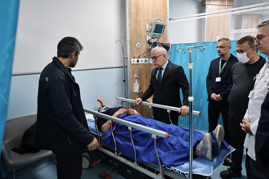 Sivas’ta Okul Servisi Kazası: Vali Yılmaz Şimşek Yaralı Öğrencileri Ziyaret Etti AW605410 02 | Gündem Sivas™ Haber