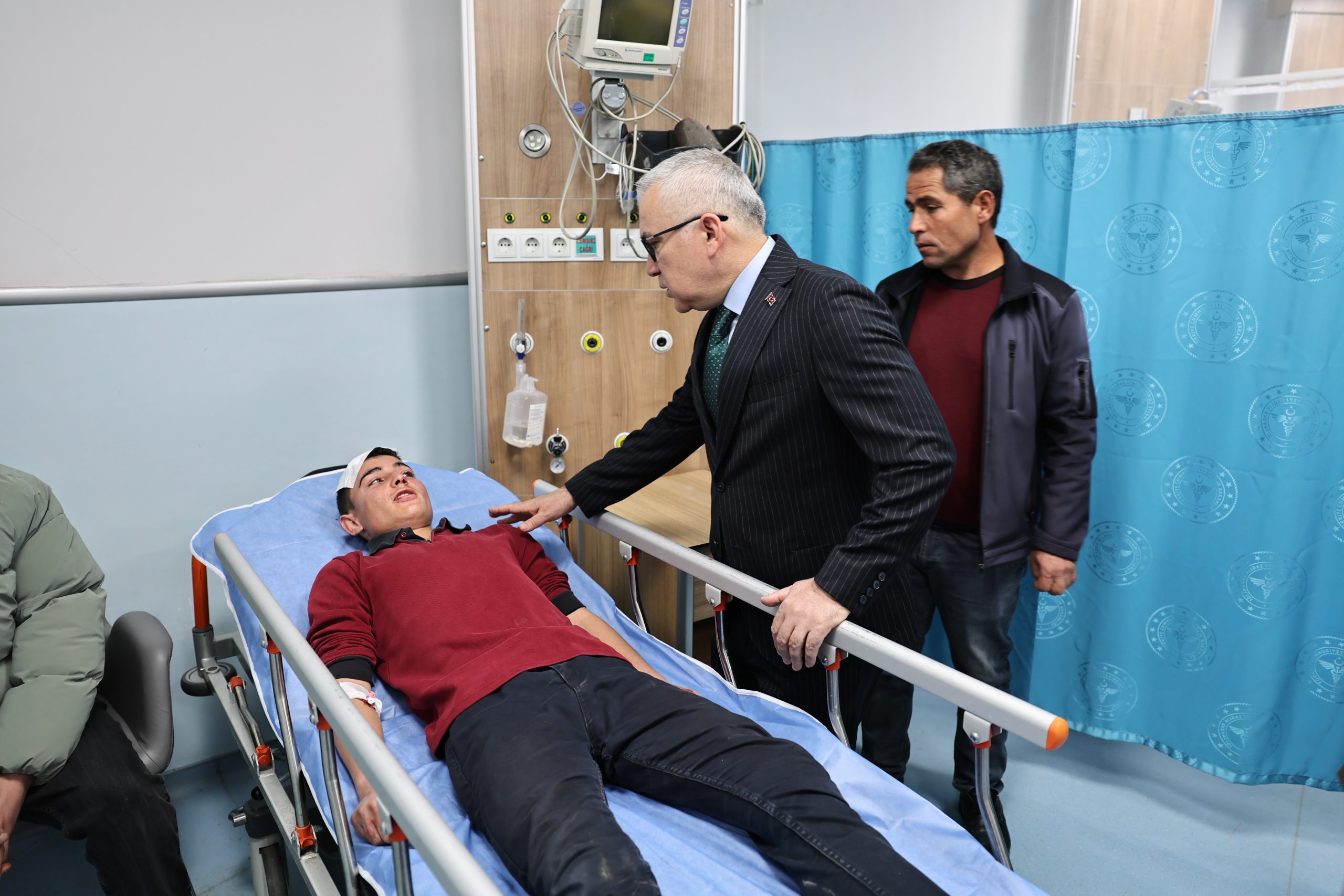 Sivas’ta Okul Servisi Kazası: Vali Yılmaz Şimşek Yaralı Öğrencileri Ziyaret Etti