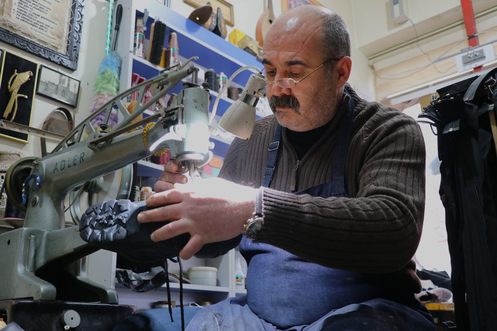 Sivas’ta Ayakkabı Tamircilerinde Kış Mesaisi: Gece Yarısına Kadar Bot Tamiri AW606117 02 | Gündem Sivas™ Haber
