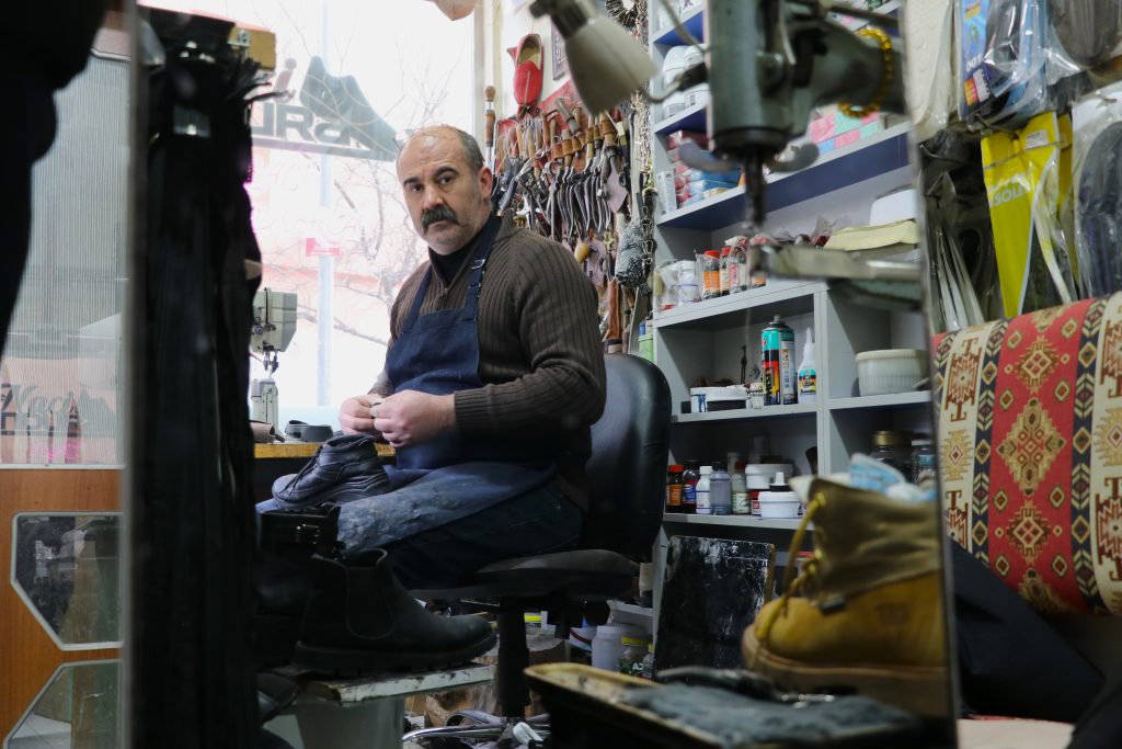 Sivas’ta Ayakkabı Tamircilerinde Kış Mesaisi: Gece Yarısına Kadar Bot Tamiri AW606117 03 | Gündem Sivas™ Haber