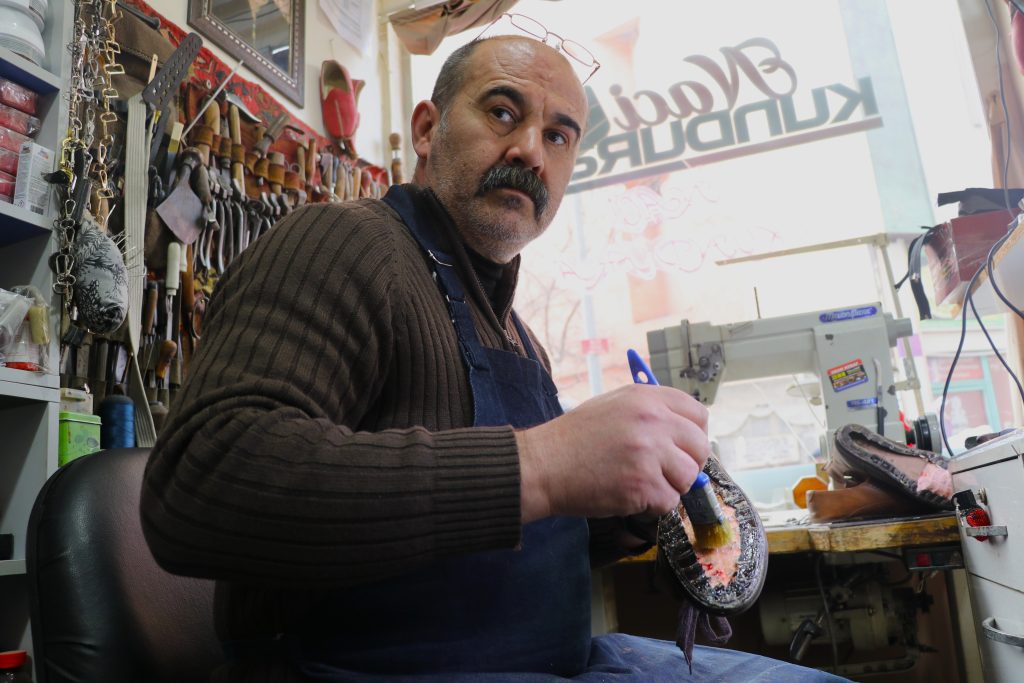 Sivas’ta Ayakkabı Tamircilerinde Kış Mesaisi: Gece Yarısına Kadar Bot Tamiri AW606117 04 | Gündem Sivas™ Haber