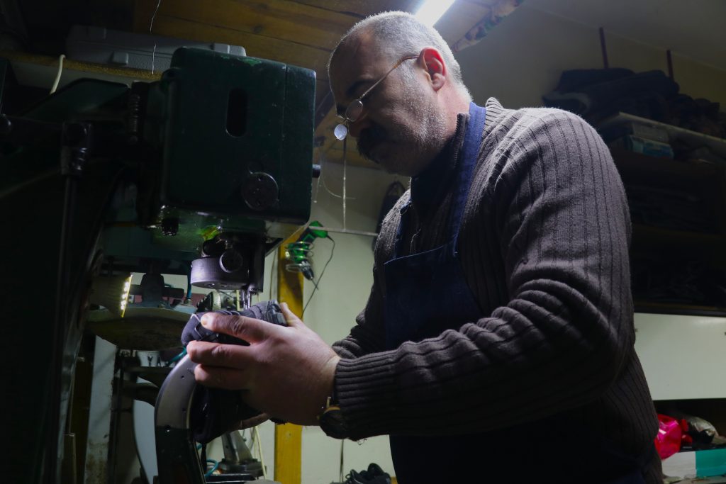 Sivas’ta Ayakkabı Tamircilerinde Kış Mesaisi: Gece Yarısına Kadar Bot Tamiri AW606117 06 | Gündem Sivas™ Haber