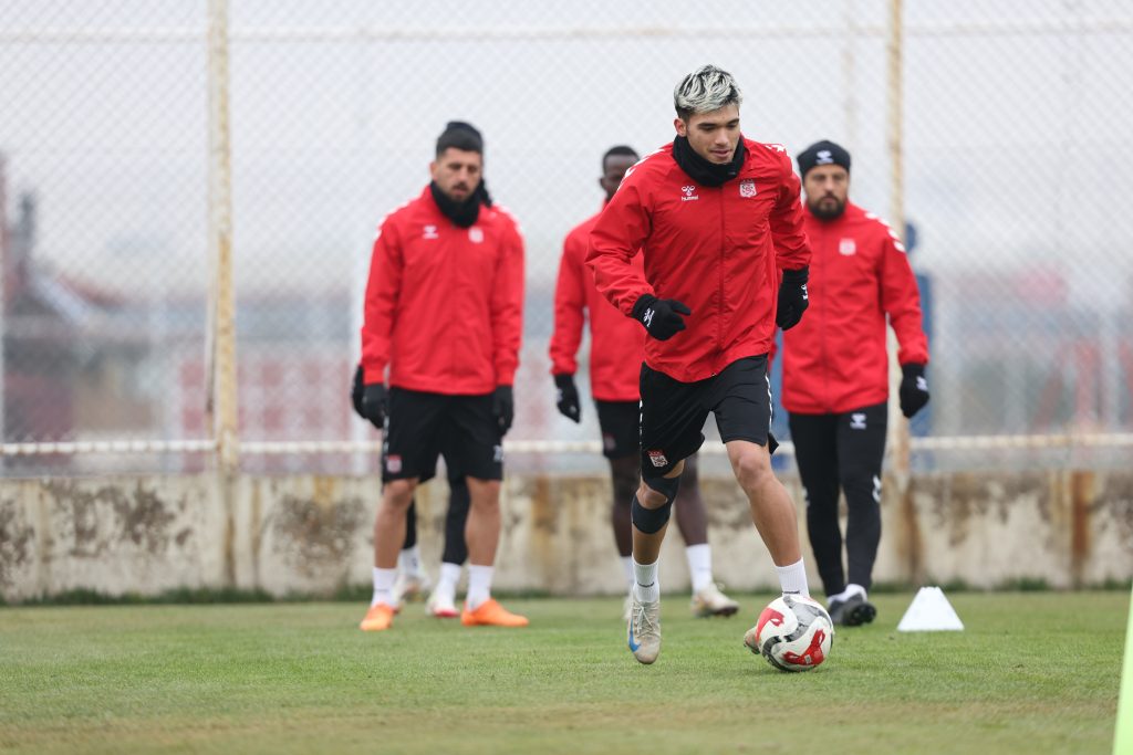 Özbelsan Sivasspor’da Bandırmaspor Mesaisi Sürüyor: Taktik Prova Yapıldı Özbelsan Sivasspor’da Bandırmaspor Mesaisi Sürüyor: Taktik Prova Yapıldı
