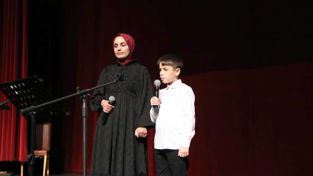 Sivas'ta Yavuz Bülent Bakiler Anısına Görkemli Şiir ve Müzik Gecesi AW606408 02 | Gündem Sivas™ Haber